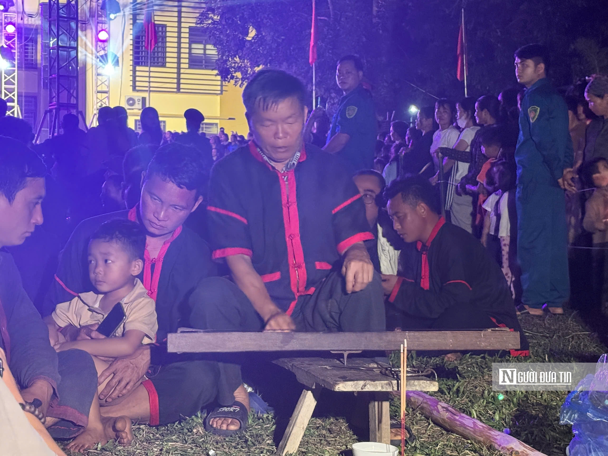 Hàng trăm người nín thở khi chàng trai Pà Thẻn lao vào than đỏ- Ảnh 1. Hàng trăm người nín thở khi chàng trai Pà Thẻn lao vào than đỏ- Ảnh 1.