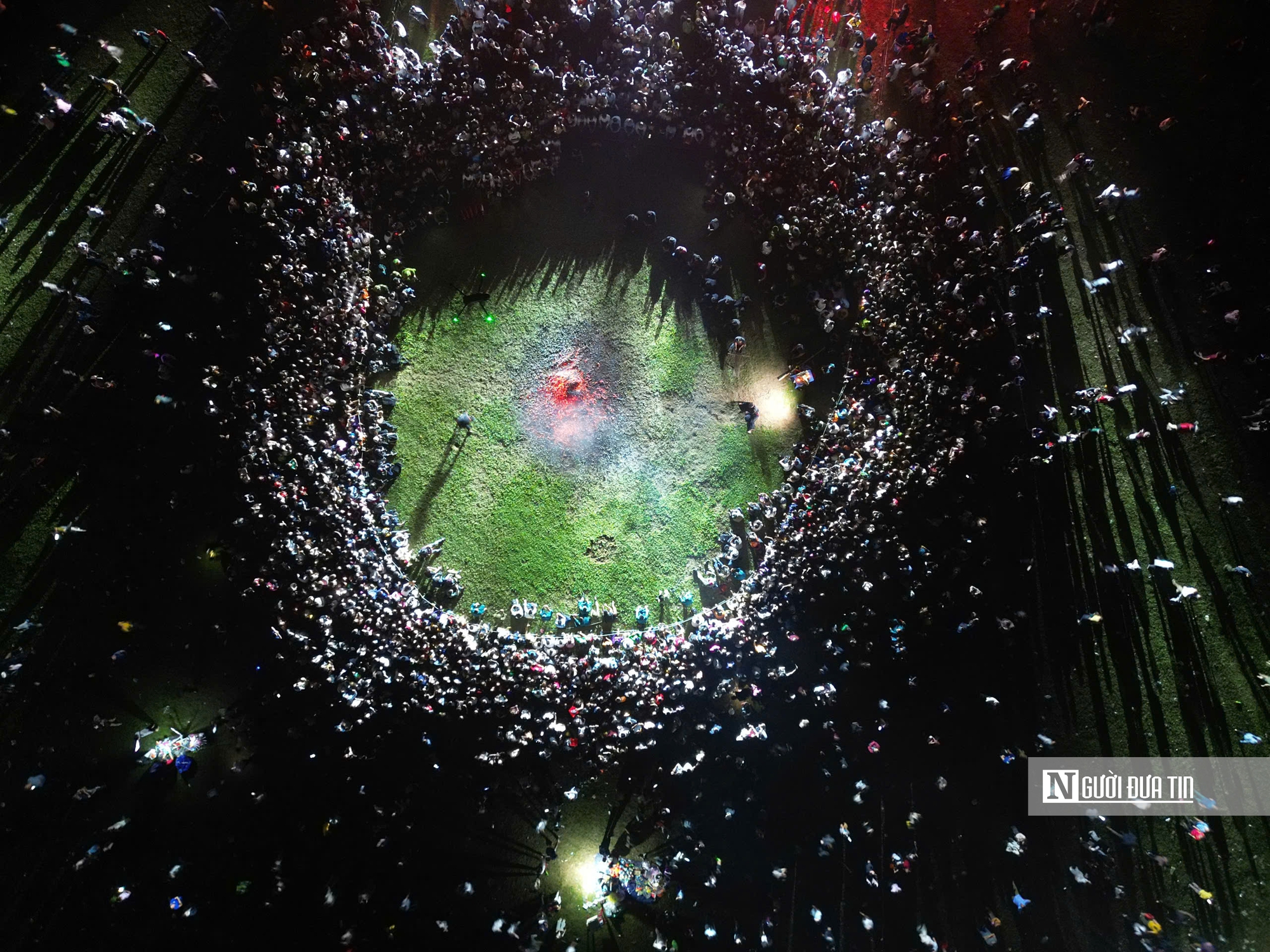 Hàng trăm người nín thở khi chàng trai Pà Thẻn lao vào than đỏ- Ảnh 2. Hàng trăm người nín thở khi chàng trai Pà Thẻn lao vào than đỏ- Ảnh 2.