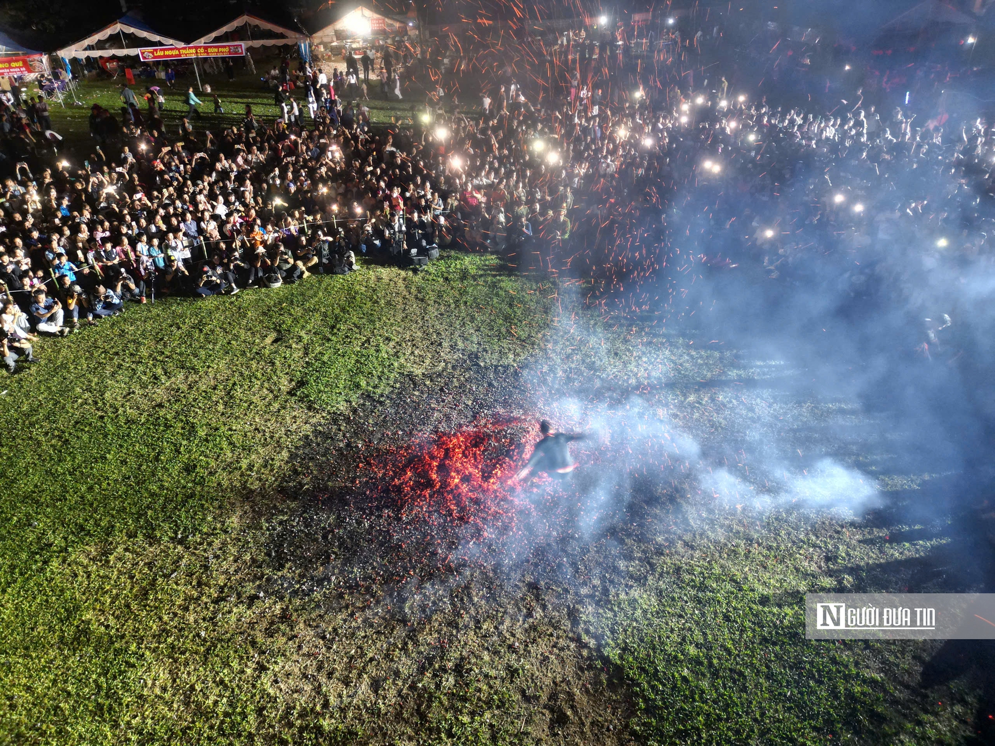 Hàng trăm người nín thở khi chàng trai Pà Thẻn lao vào than đỏ- Ảnh 3. Hàng trăm người nín thở khi chàng trai Pà Thẻn lao vào than đỏ- Ảnh 3.