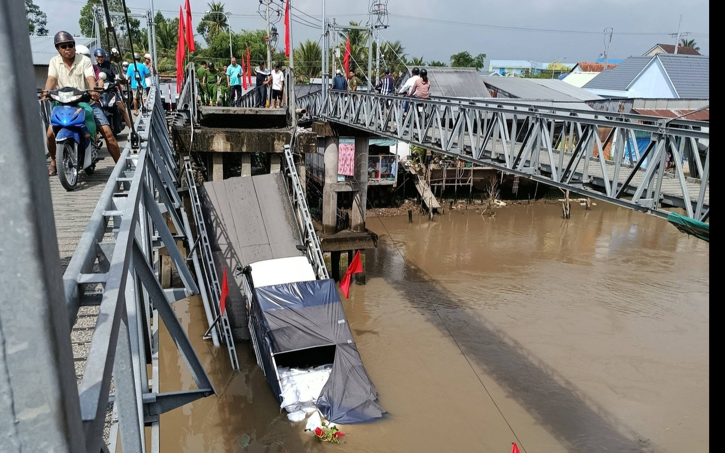 Cầu 30-4 ở Cần Thơ sập, xe tải chở gạo rơi xuống sông Thốt Nốt