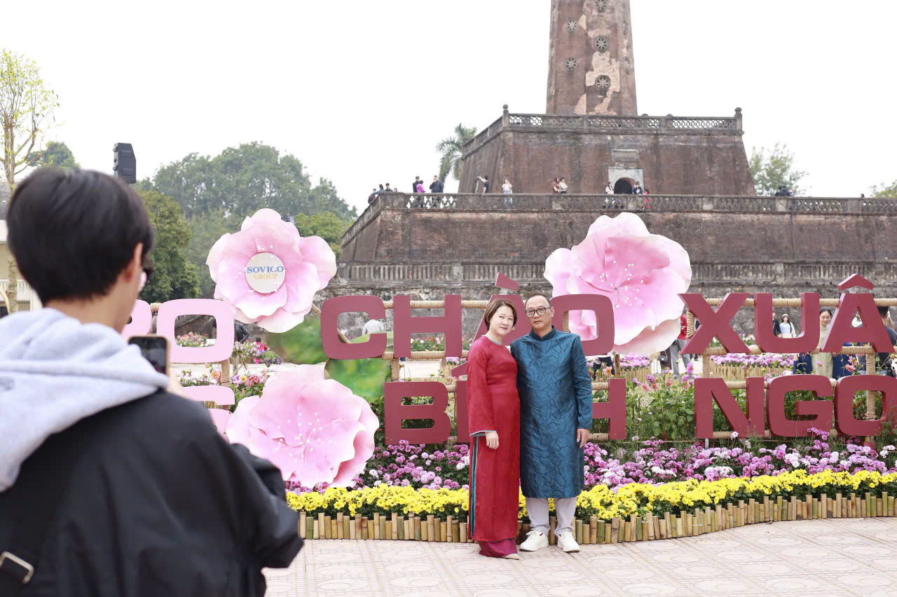 Du lịch Hà Nội lập cú hích mới, lượng khách tăng gần 30% - Ảnh 1.