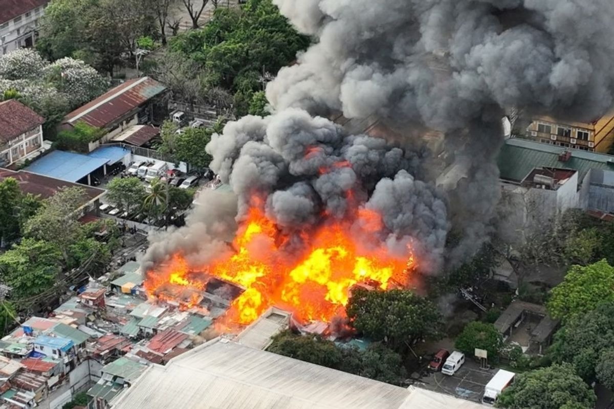 Bắt quả tang vợ ngoại tình, chồng phóng hỏa làm 300 căn nhà bốc cháy - Ảnh 1.