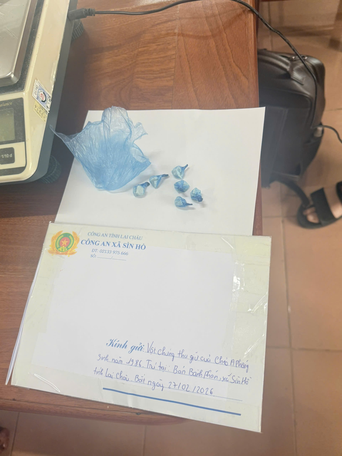 Đột k&iacute;ch &ldquo;ổ&rdquo; ma t&uacute;y trong nh&agrave; ri&ecirc;ng, bắt quả tang 6 đối tượng ở S&igrave;n Hồ - Ảnh 2.