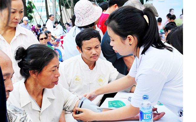 Gi&aacute; v&agrave;ng chiều nay 28/2: Người d&acirc;n vẫn xếp h&agrave;ng mua v&agrave;o để t&iacute;ch trữ đầu năm- Ảnh 1.