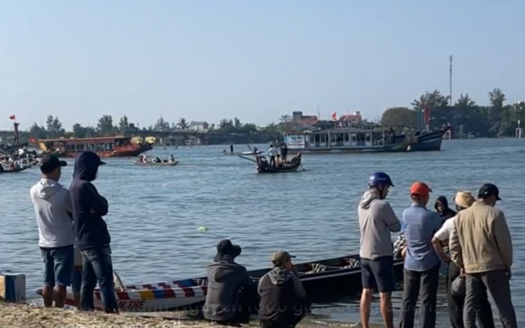 Huế: Sự cố chìm thuyền khiến 2 mẹ con tử vong, giải đua ghe truyền thống phải dừng khẩn