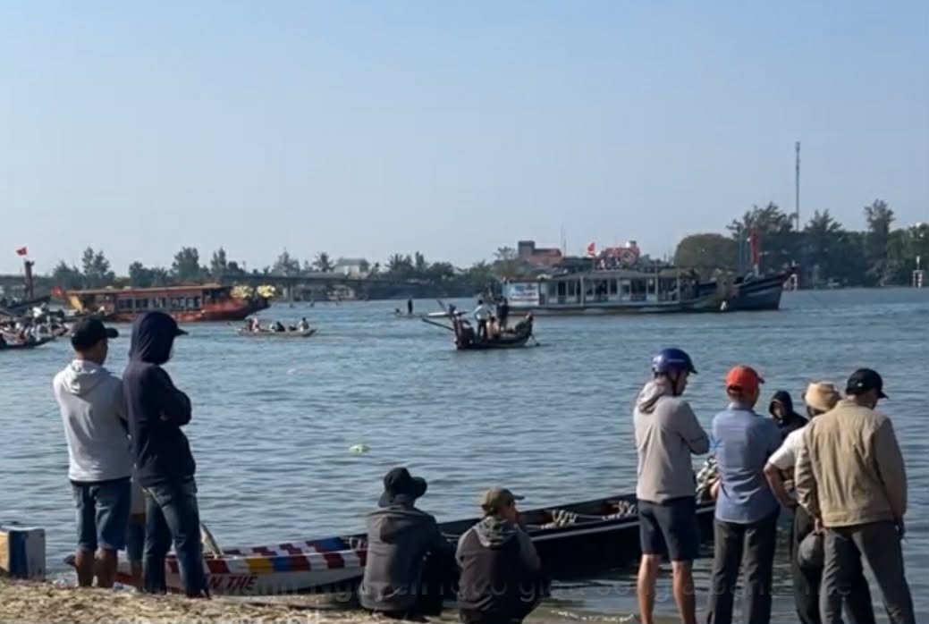 Hai mẹ con tử vong do chìm thuyền, ban tổ chức ra thông báo dừng giải đua ghe- Ảnh 1.