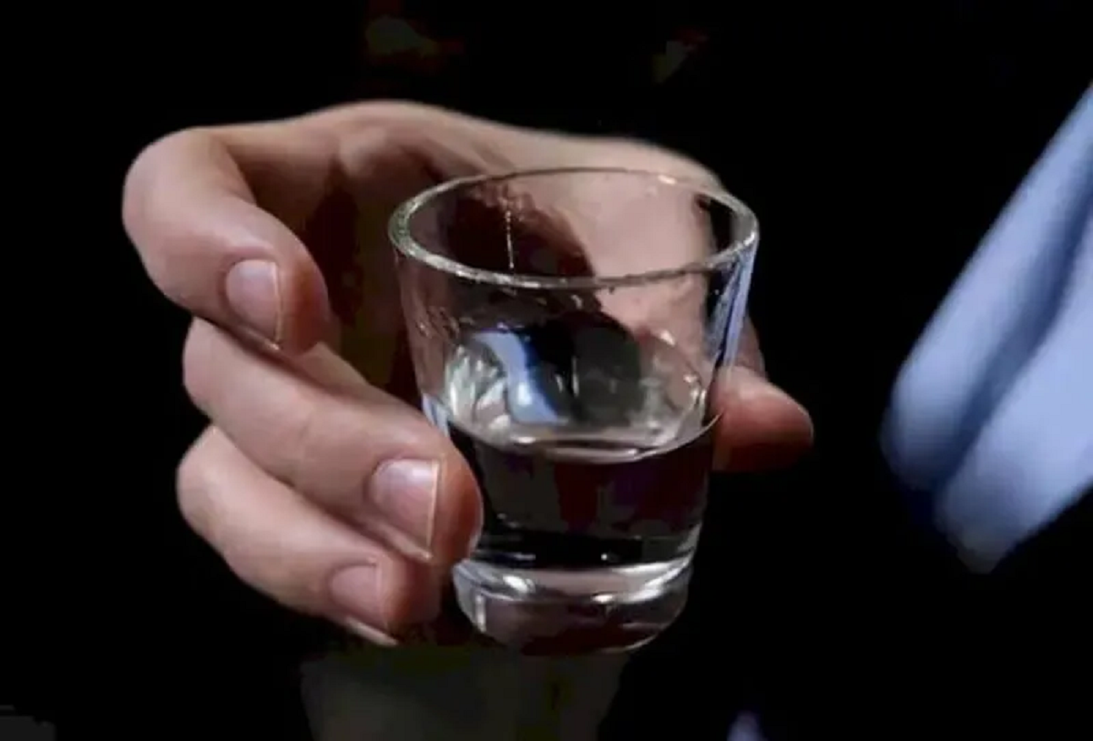 Người phụ nữ 54 tuổi đột ngột tử vong giữa đêm, bác sĩ chỉ ra 2 loại nước "cấm kỵ" trước khi ngủ - Ảnh 1.