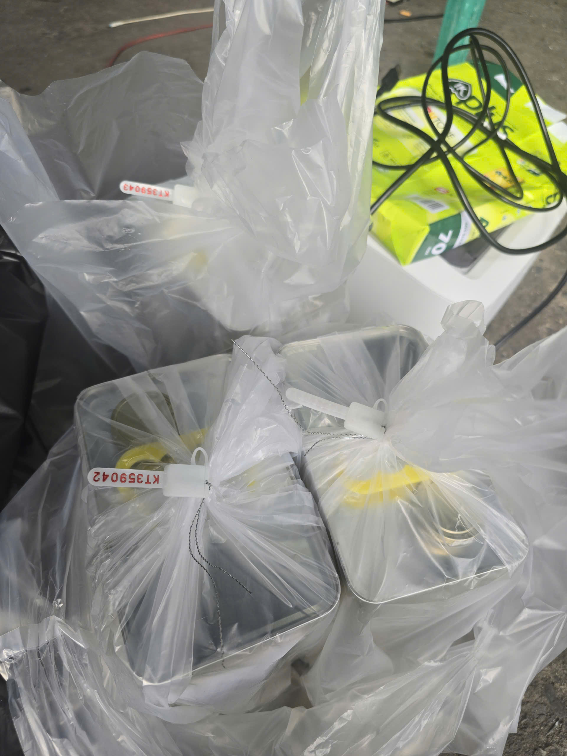 Kinh hoàng đường dây xăng A95 giả ở Tp.HCM: Pha dung môi ngay trong bồn, bán giá xăng thật- Ảnh 5. Kinh hoàng đường dây xăng A95 giả ở Tp.HCM: Pha dung môi ngay trong bồn, bán giá xăng thật- Ảnh 5.