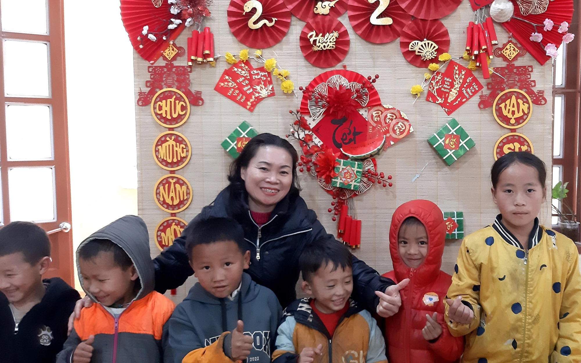 Giáo viên vùng cao đón Tết bên học trò: Sưởi ấm mùa xuân bằng tình thầy trò