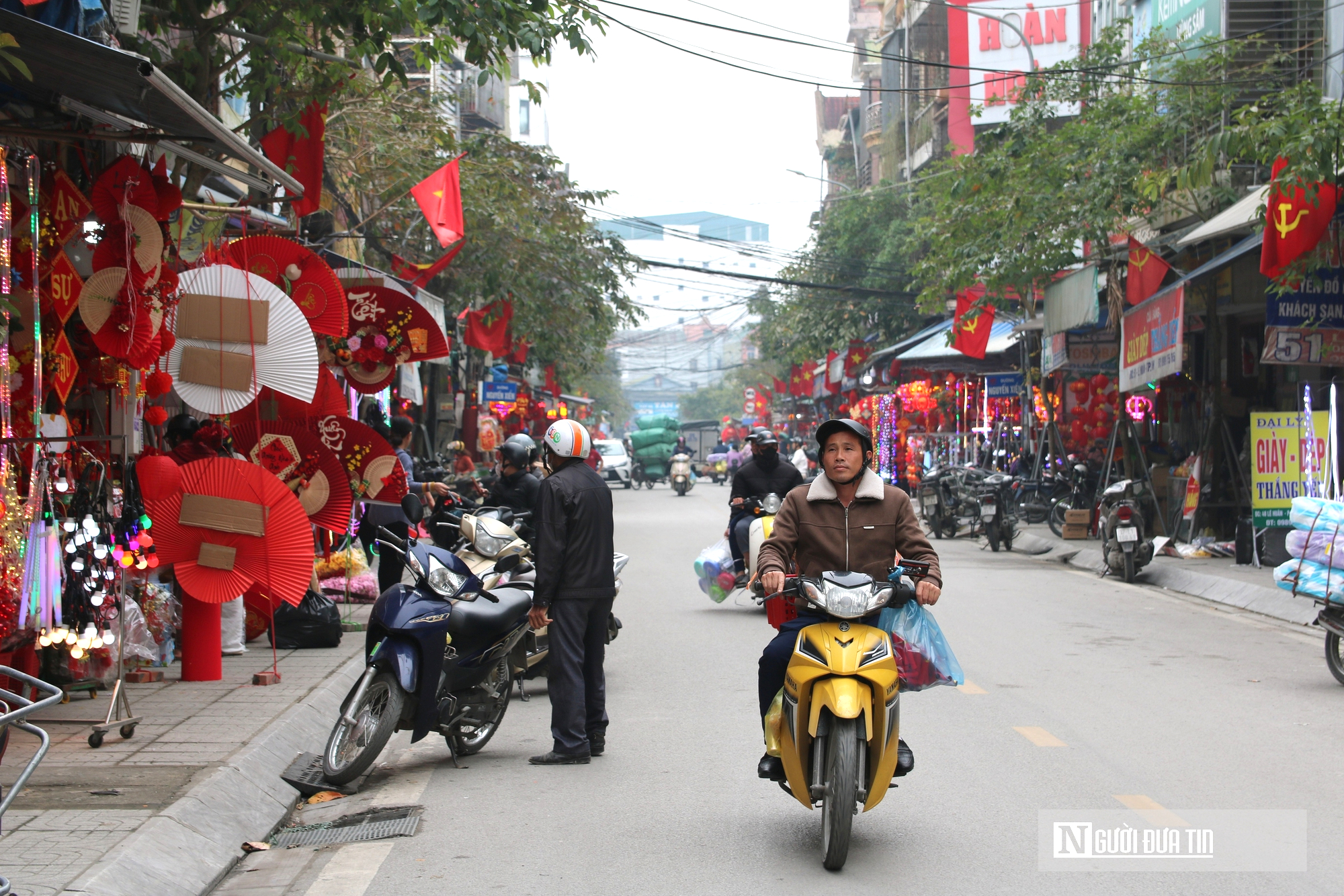 Phố b&aacute;n đồ trang tr&iacute; lớn nhất xứ Nghệ nhộp nhịp những ng&agrave;y cận Tết- Ảnh 1.