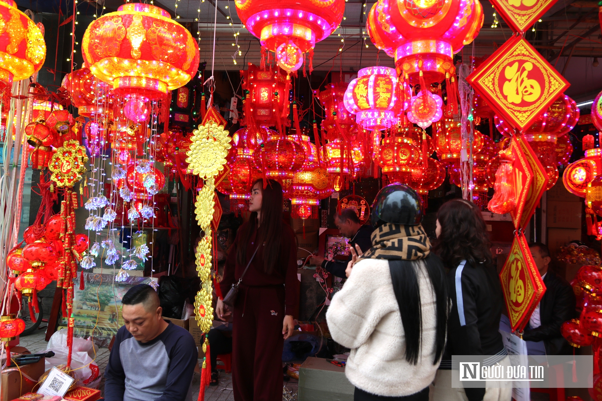 Phố b&aacute;n đồ trang tr&iacute; lớn nhất xứ Nghệ nhộp nhịp những ng&agrave;y cận Tết- Ảnh 4.