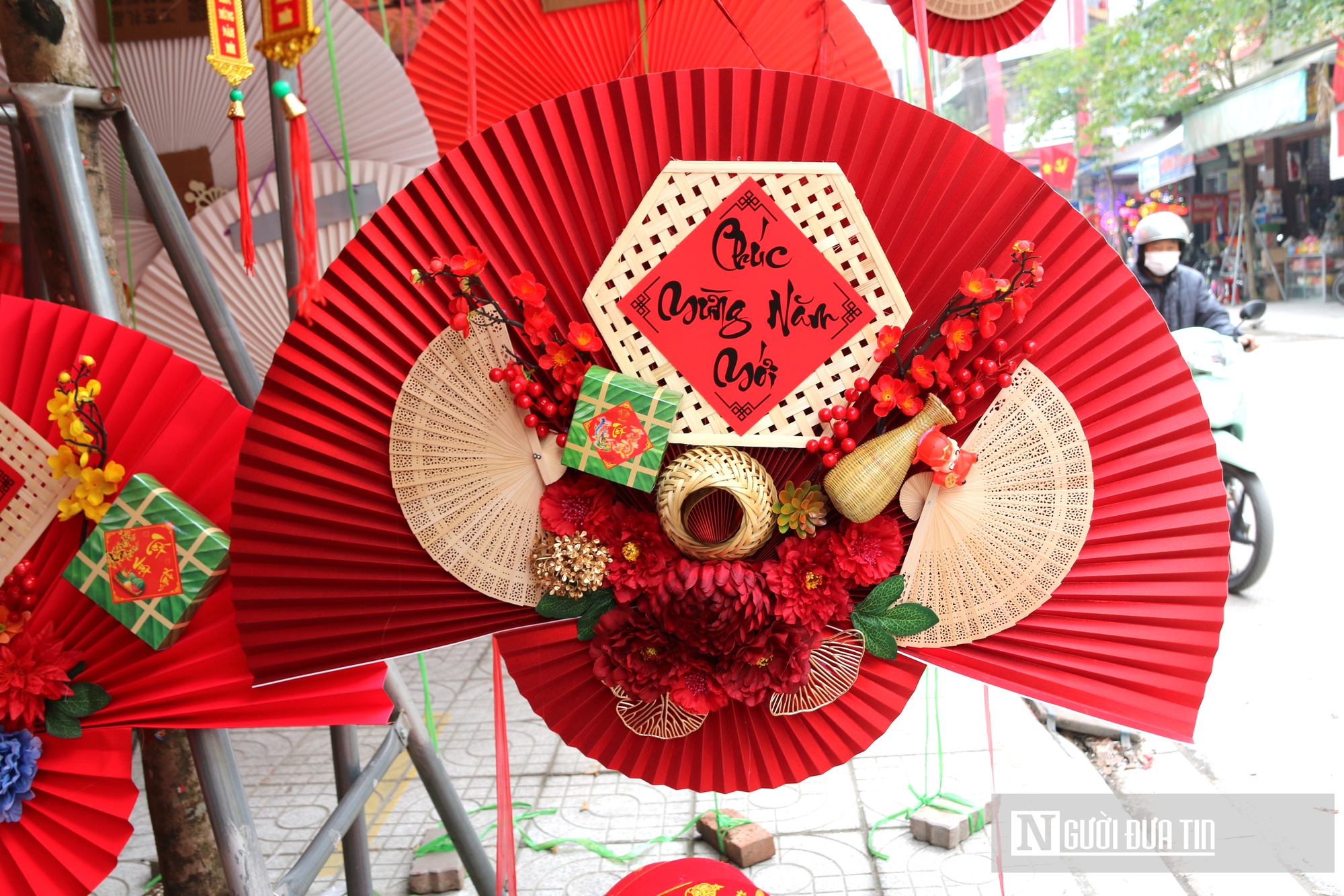 Phố b&aacute;n đồ trang tr&iacute; lớn nhất xứ Nghệ nhộp nhịp những ng&agrave;y cận Tết- Ảnh 6.