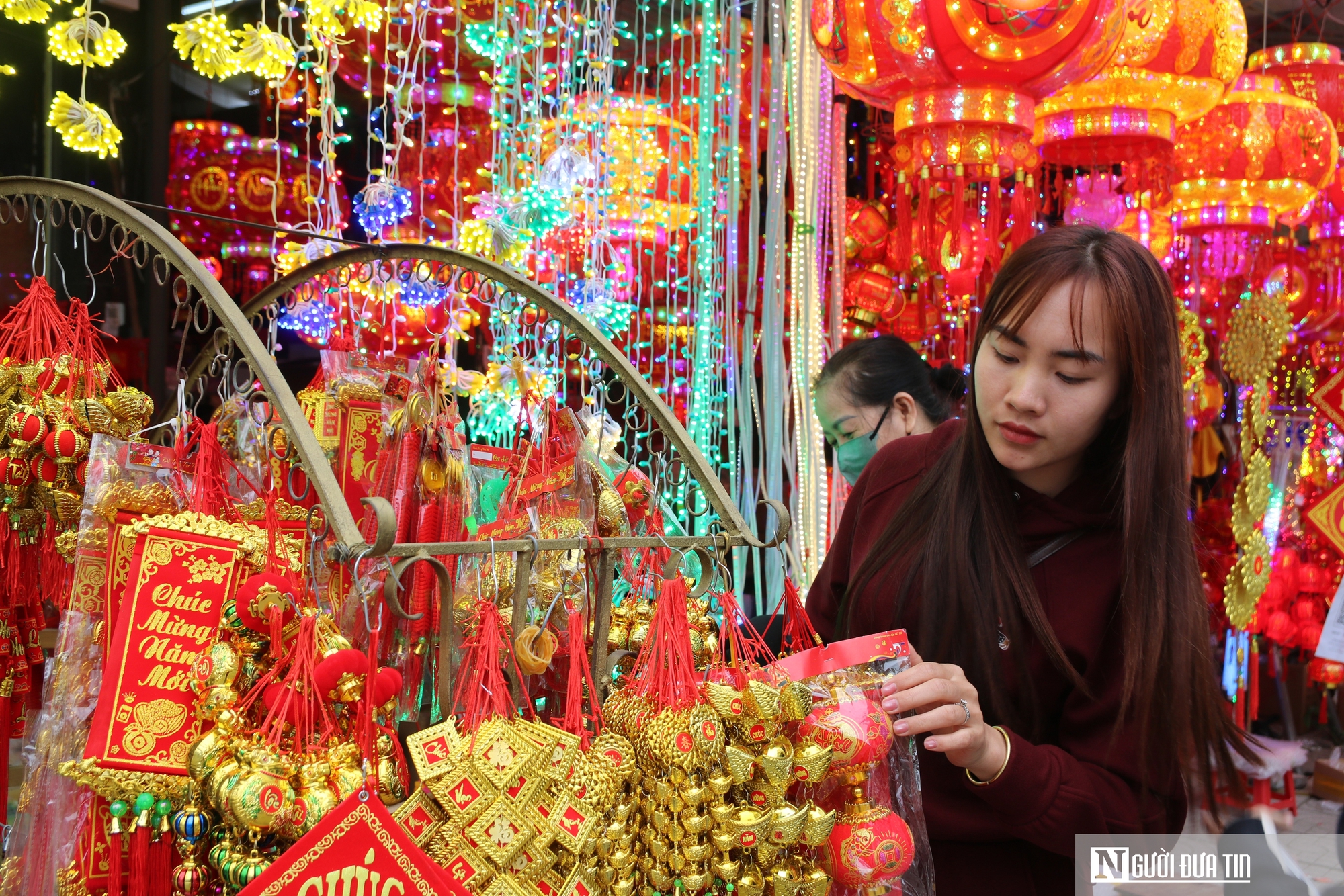 Phố b&aacute;n đồ trang tr&iacute; lớn nhất xứ Nghệ nhộp nhịp những ng&agrave;y cận Tết- Ảnh 8.