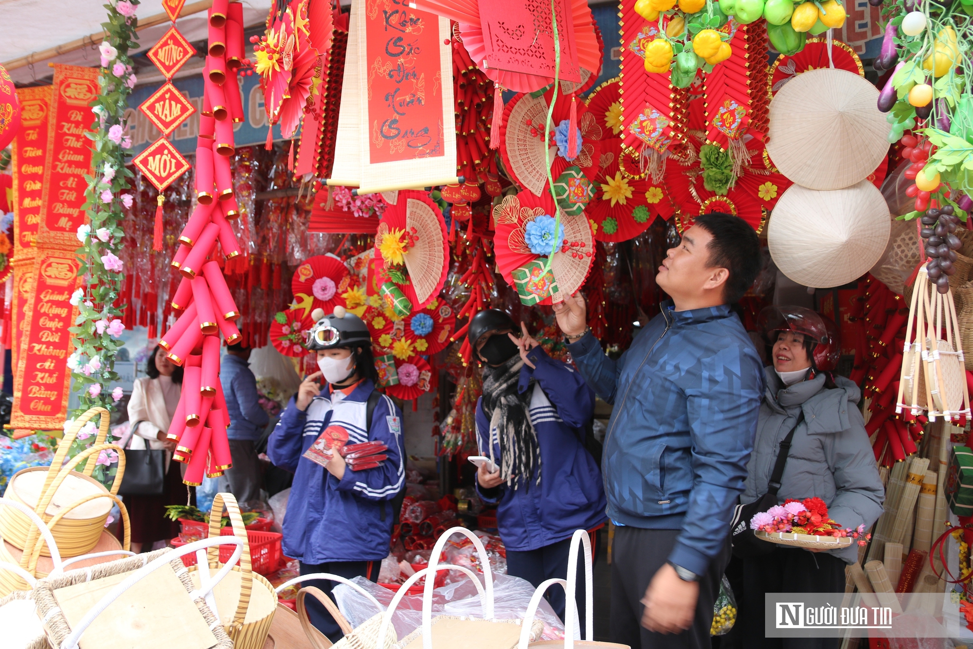Phố b&aacute;n đồ trang tr&iacute; lớn nhất xứ Nghệ nhộp nhịp những ng&agrave;y cận Tết- Ảnh 12.