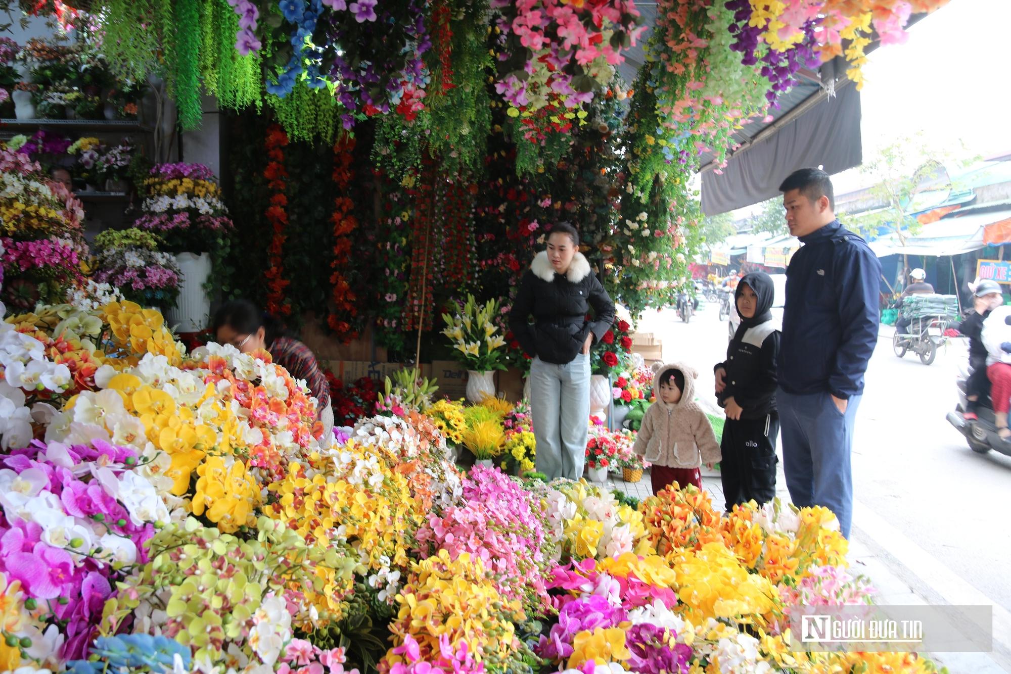 Phố b&aacute;n đồ trang tr&iacute; lớn nhất xứ Nghệ nhộp nhịp những ng&agrave;y cận Tết- Ảnh 13.