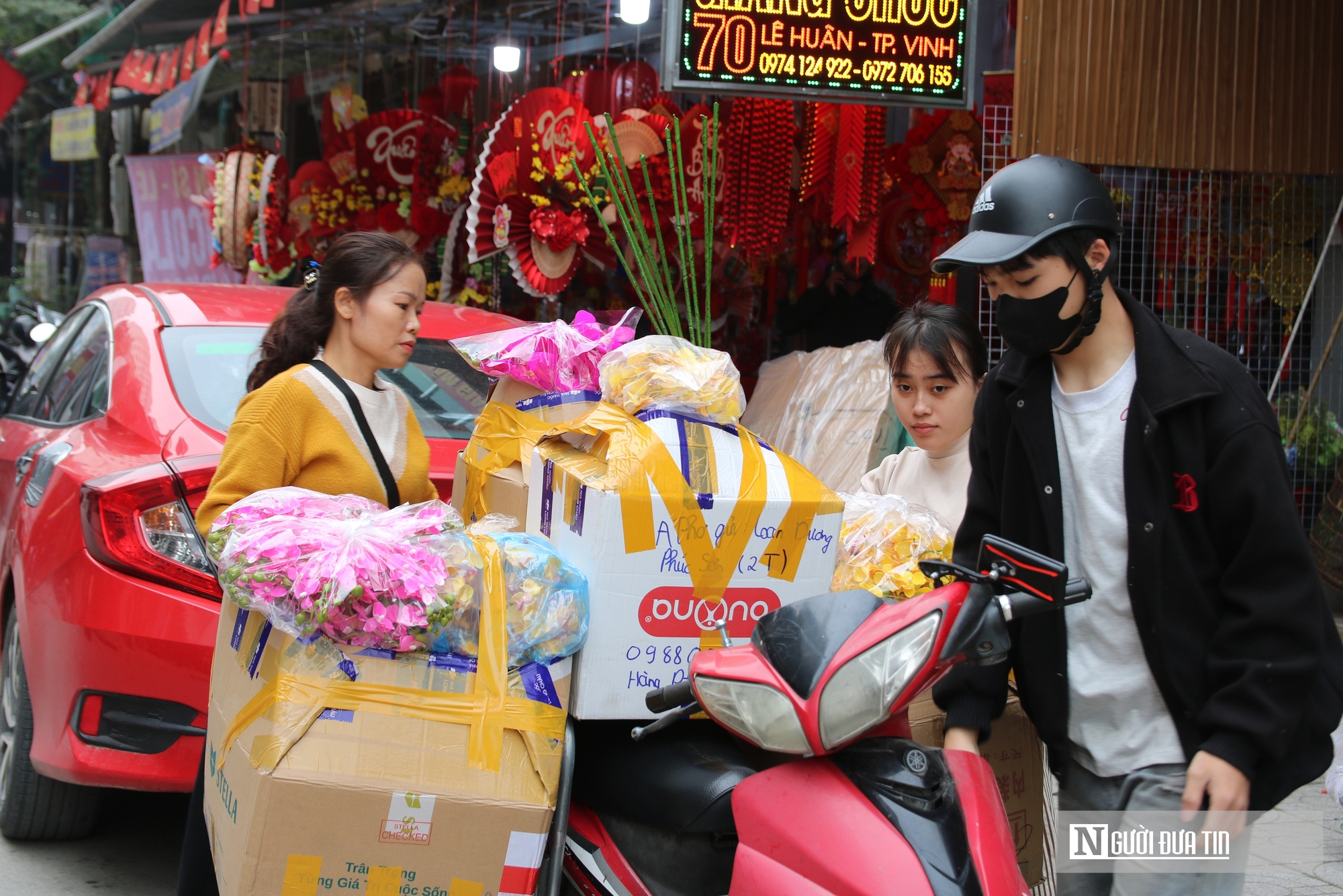 Phố b&aacute;n đồ trang tr&iacute; lớn nhất xứ Nghệ nhộp nhịp những ng&agrave;y cận Tết- Ảnh 14.