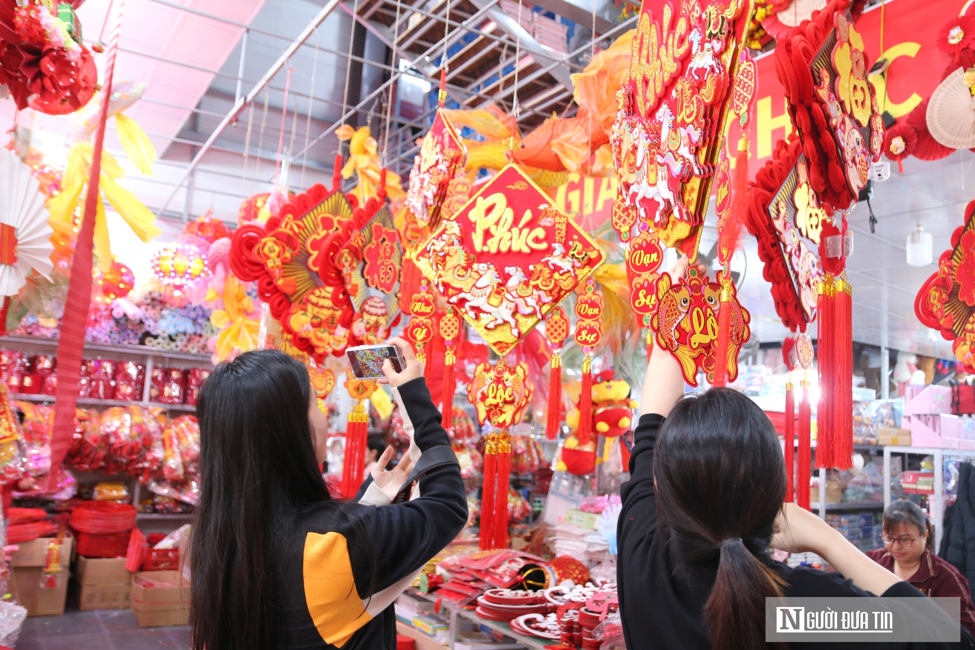 Phố b&aacute;n đồ trang tr&iacute; lớn nhất xứ Nghệ nhộp nhịp những ng&agrave;y cận Tết- Ảnh 10.
