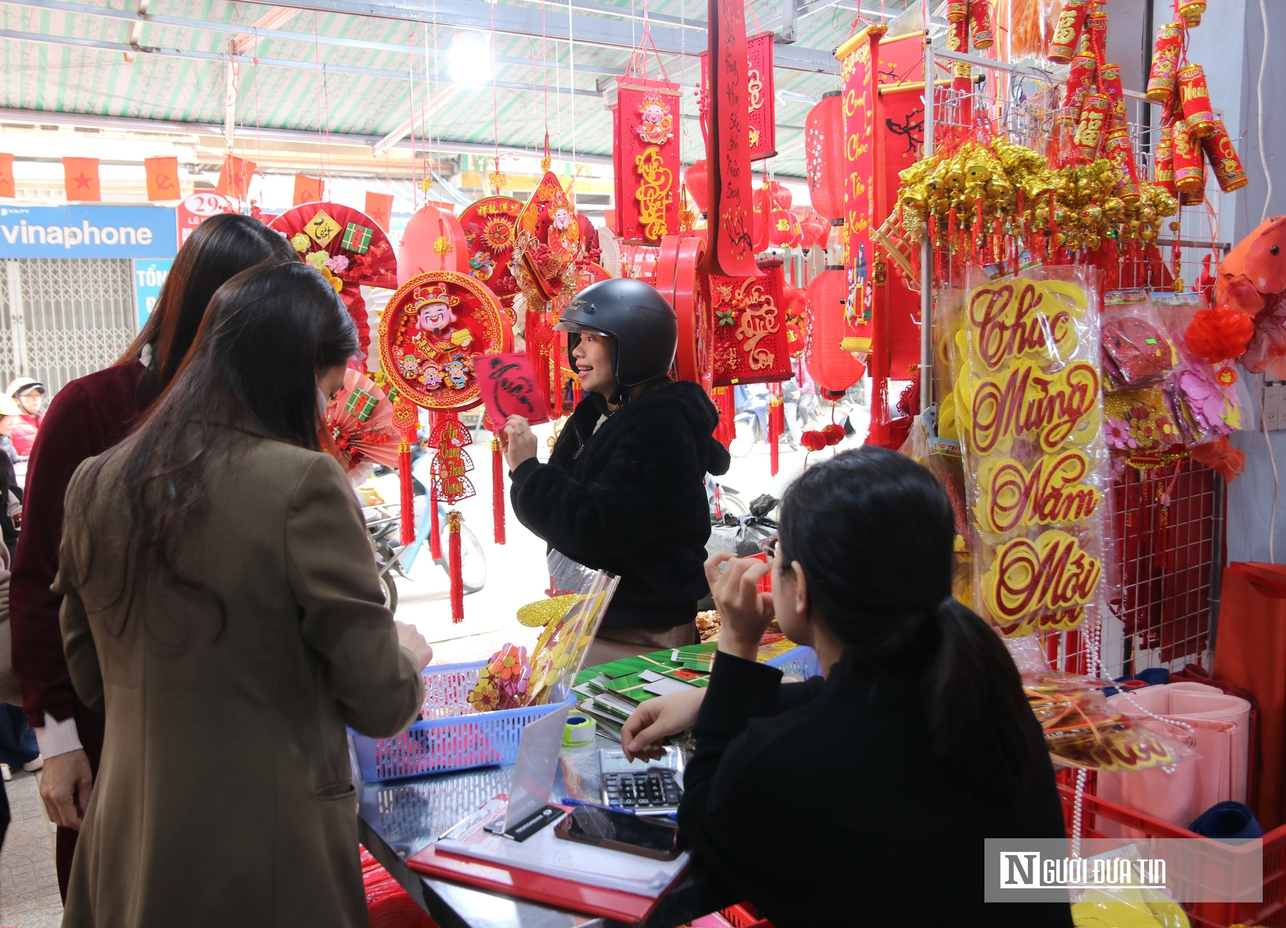 Phố b&aacute;n đồ trang tr&iacute; lớn nhất xứ Nghệ nhộp nhịp những ng&agrave;y cận Tết- Ảnh 9.