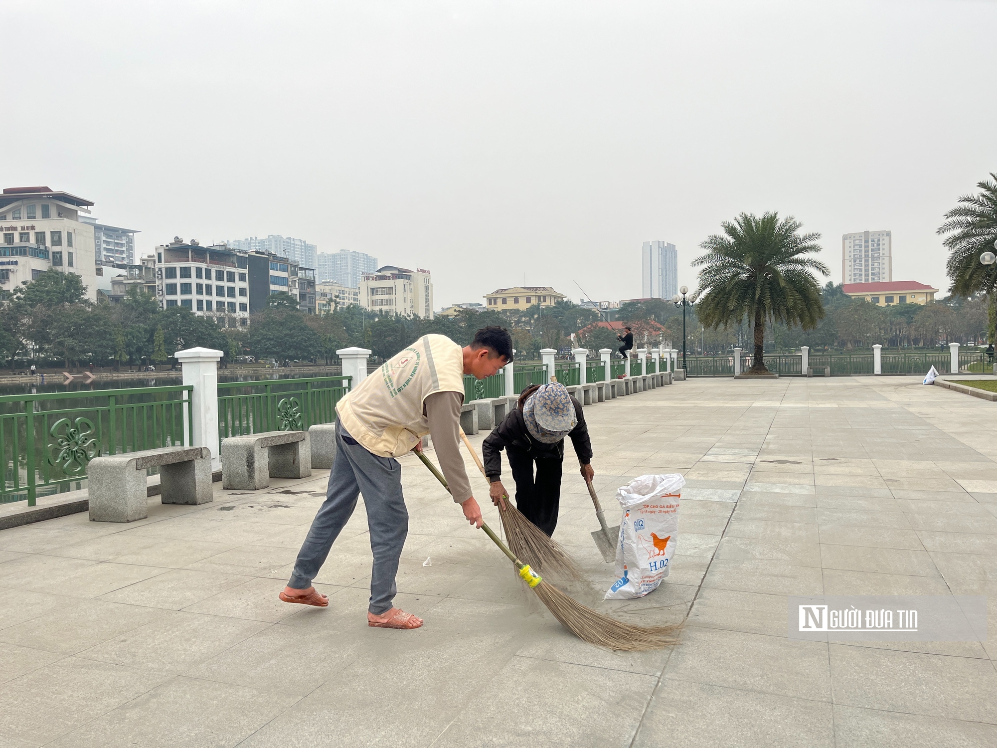 Sau phản ánh xuống cấp, công viên hồ điều hòa Mai Dịch khoác diện mạo mới- Ảnh 13.
