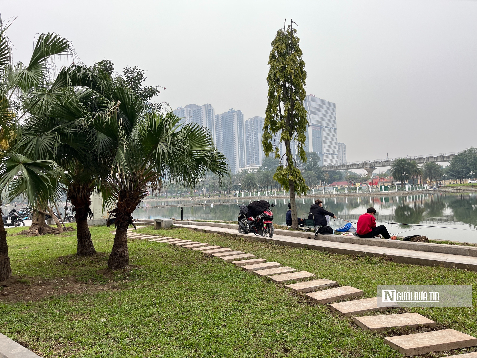 Sau phản ánh xuống cấp, công viên hồ điều hòa Mai Dịch khoác diện mạo mới- Ảnh 14.