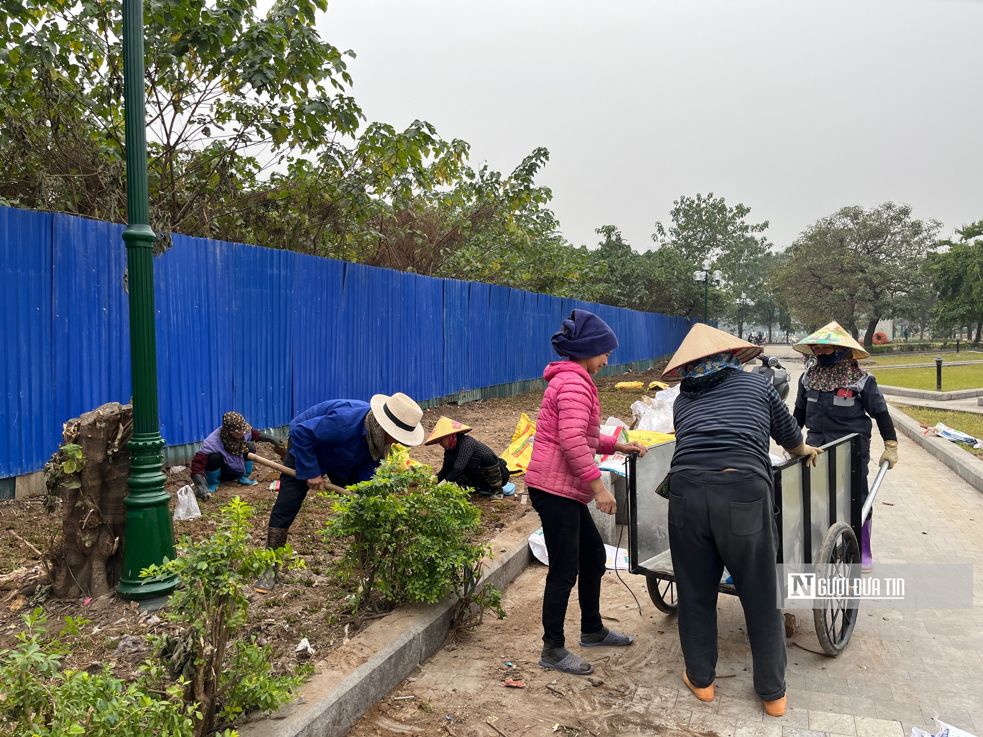 Sau phản ánh xuống cấp, công viên hồ điều hòa Mai Dịch khoác diện mạo mới- Ảnh 4.