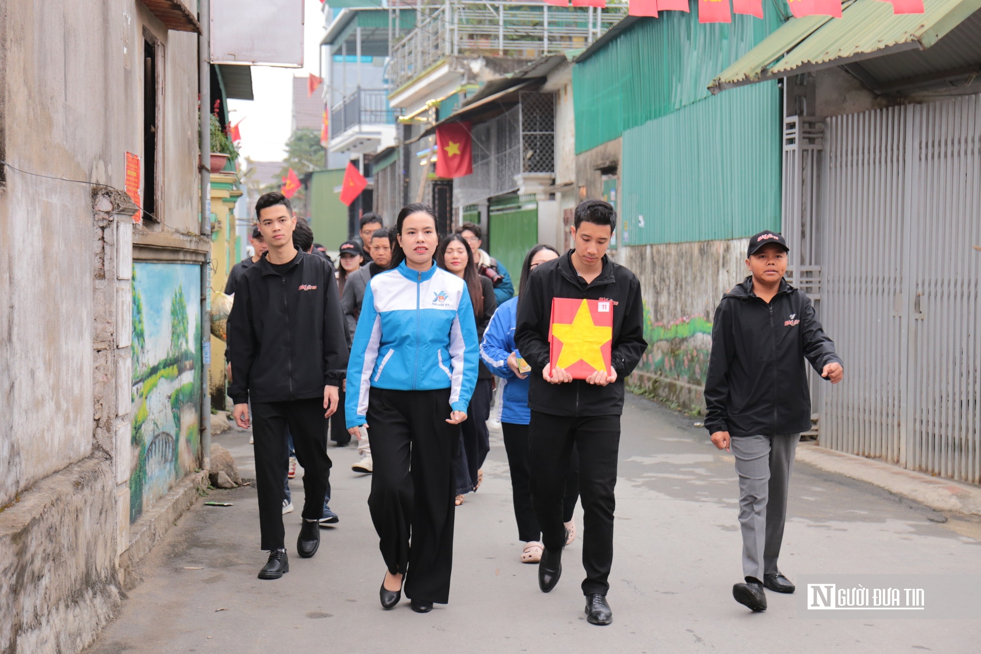 Trao di ảnh liệt sĩ, tiếp nối gi&aacute; trị cao đẹp của lịch sử d&acirc;n tộc- Ảnh 1.