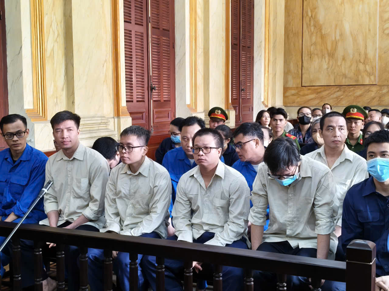 Xét xử nhiều chủ doanh nghiệp cấu kết với cán bộ hải quan để buôn lậu - Ảnh 1.