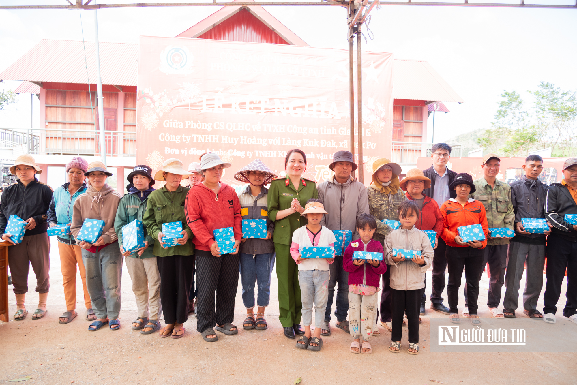 Gia Lai: Công an kết nghĩa cùng buôn làng, mang Tết sớm lên dân bản ở Đak Pơ- Ảnh 4. Gia Lai: Công an kết nghĩa cùng buôn làng, mang Tết sớm lên dân bản ở Đak Pơ- Ảnh 4.