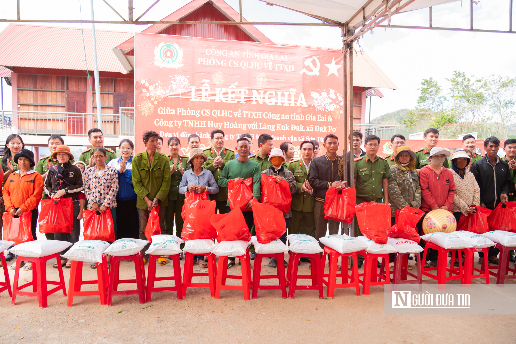 Gia Lai: Công an kết nghĩa cùng buôn làng, mang Tết sớm lên dân bản ở Đak Pơ- Ảnh 6. Gia Lai: Công an kết nghĩa cùng buôn làng, mang Tết sớm lên dân bản ở Đak Pơ- Ảnh 6.