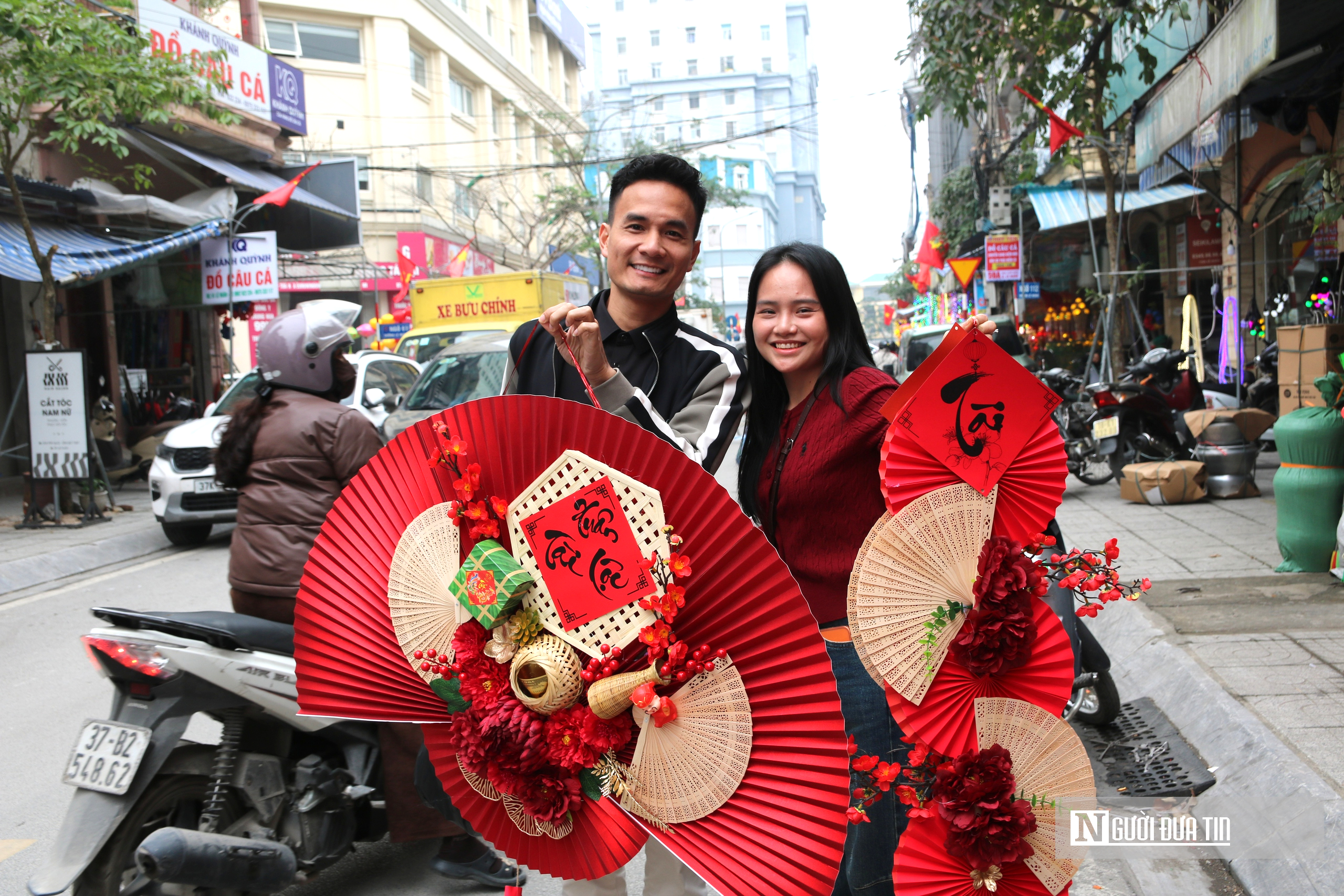Phố b&aacute;n đồ trang tr&iacute; lớn nhất xứ Nghệ nhộp nhịp những ng&agrave;y cận Tết- Ảnh 5.