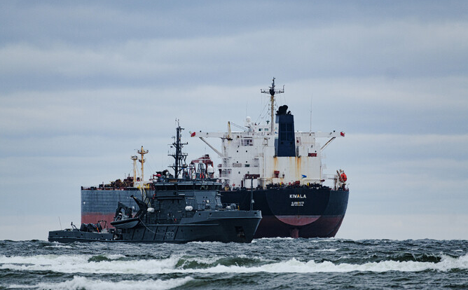 EU âm thầm cân nhắc bỏ trần giá dầu Nga?- Ảnh 1. EU âm thầm cân nhắc bỏ trần giá dầu Nga?- Ảnh 1.