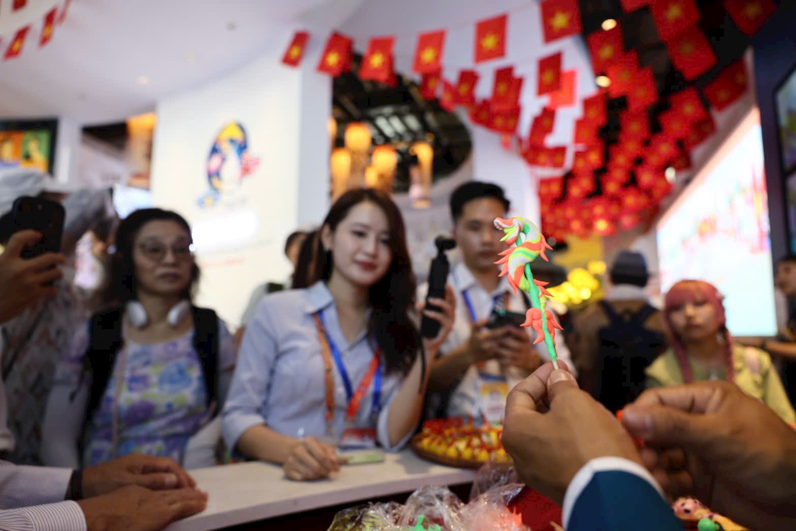 Làng nghề 300 năm tuổi chật vật tìm chỗ đứng trong thời 4.0 - Ảnh 1.