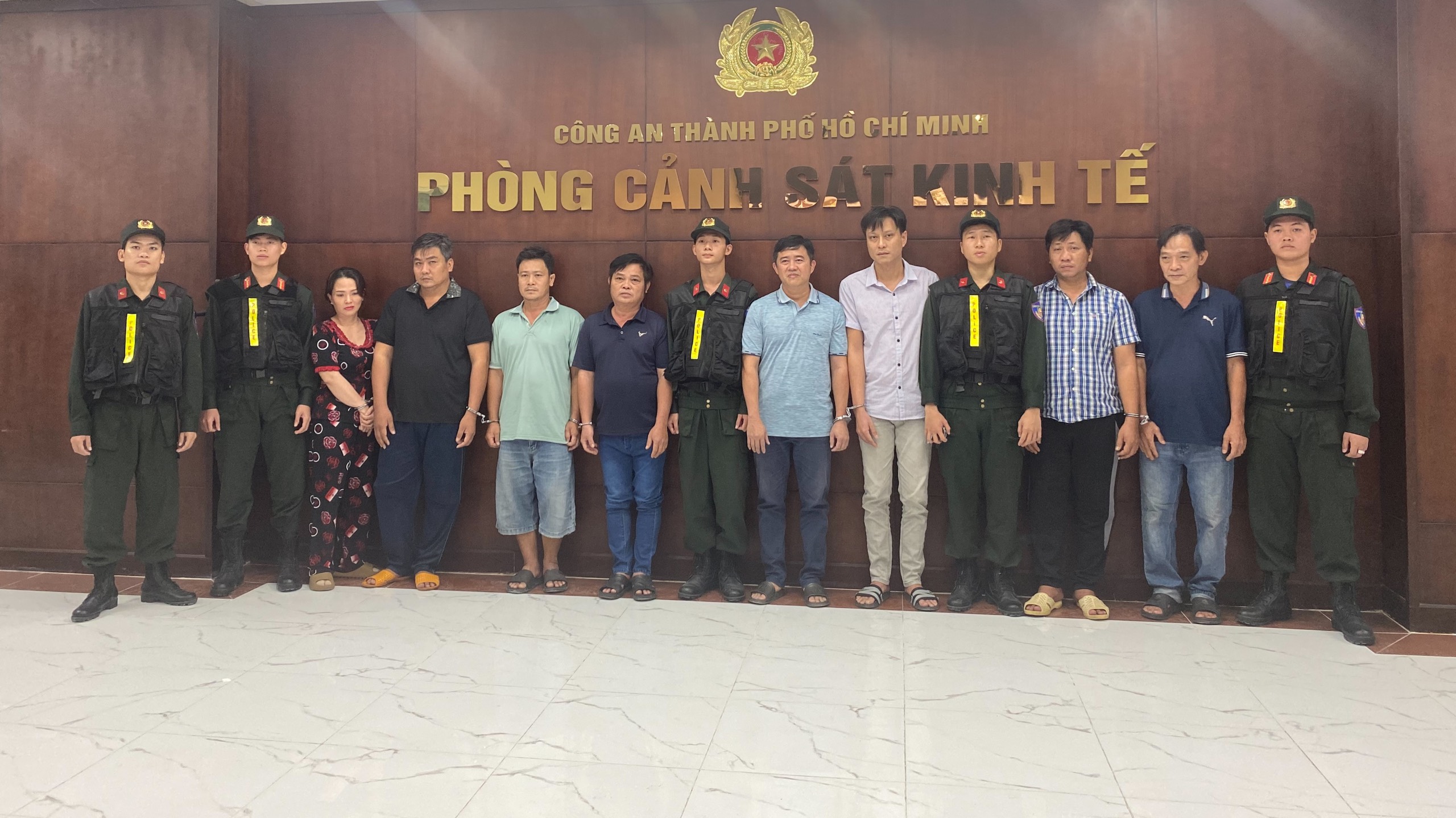 Kinh hoàng đường dây xăng A95 giả ở Tp.HCM: Pha dung môi ngay trong bồn, bán giá xăng thật- Ảnh 1. Kinh hoàng đường dây xăng A95 giả ở Tp.HCM: Pha dung môi ngay trong bồn, bán giá xăng thật- Ảnh 1.