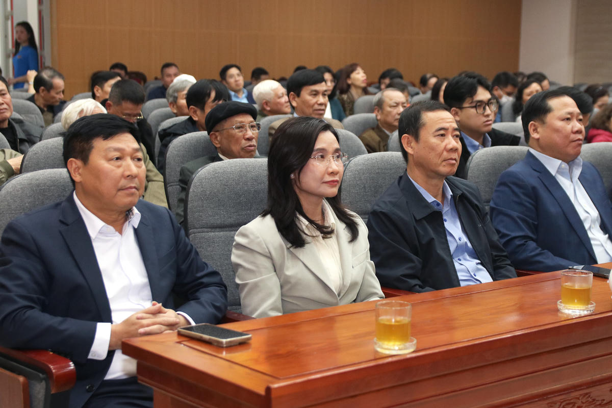 Đồng ch&iacute; B&ugrave;i Thị Minh Ho&agrave;i dự Hội nghị lấy &yacute; kiến cử tri nơi cư tr&uacute; đối với người ứng cử đại biểu Quốc hội- Ảnh 4.