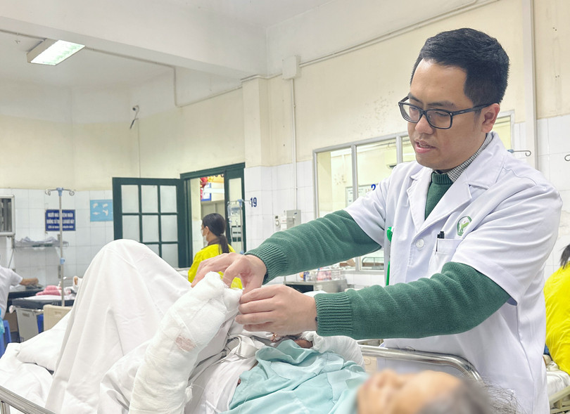 Bị chó tấn công, bà cụ 75 tuổi nguy kịch - Ảnh 1.