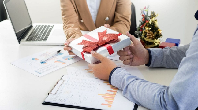 Thưởng Tết “khó đỡ” ở Trung Quốc: Nhân viên nhận quà mà chỉ biết cười trừ - Ảnh 1.