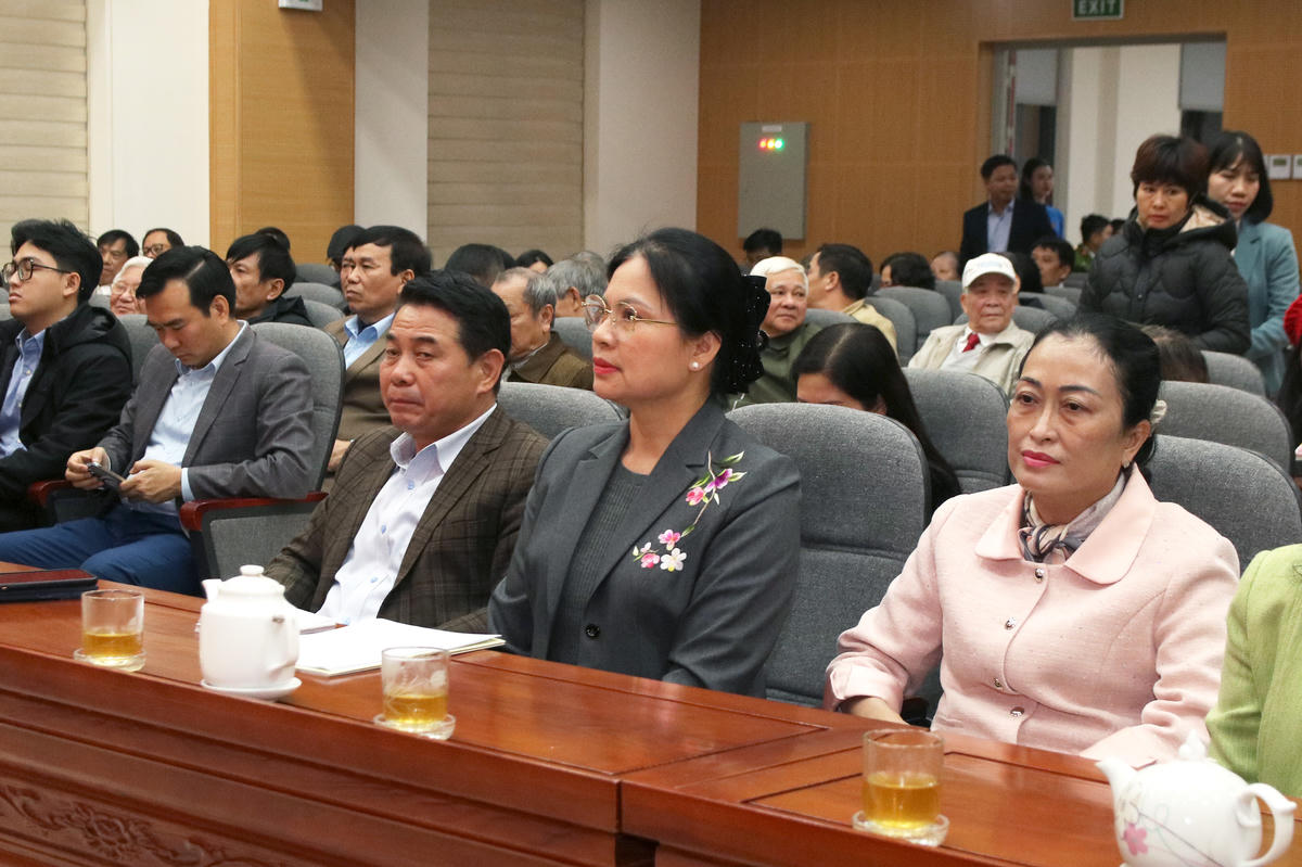 Đồng ch&iacute; B&ugrave;i Thị Minh Ho&agrave;i dự Hội nghị lấy &yacute; kiến cử tri nơi cư tr&uacute; đối với người ứng cử đại biểu Quốc hội- Ảnh 3.