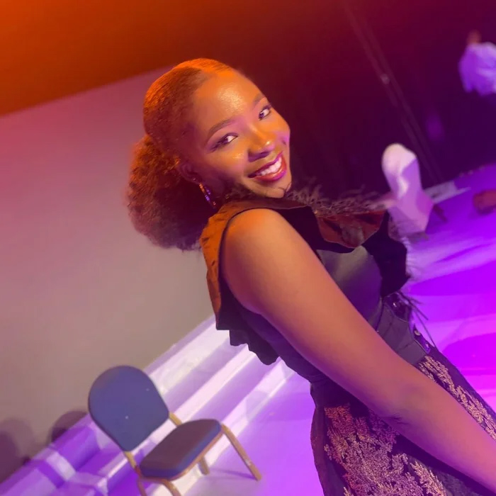 Nữ ca sĩ bị rắn độc cắn tử vong khi đang ngủ - Ảnh 1.