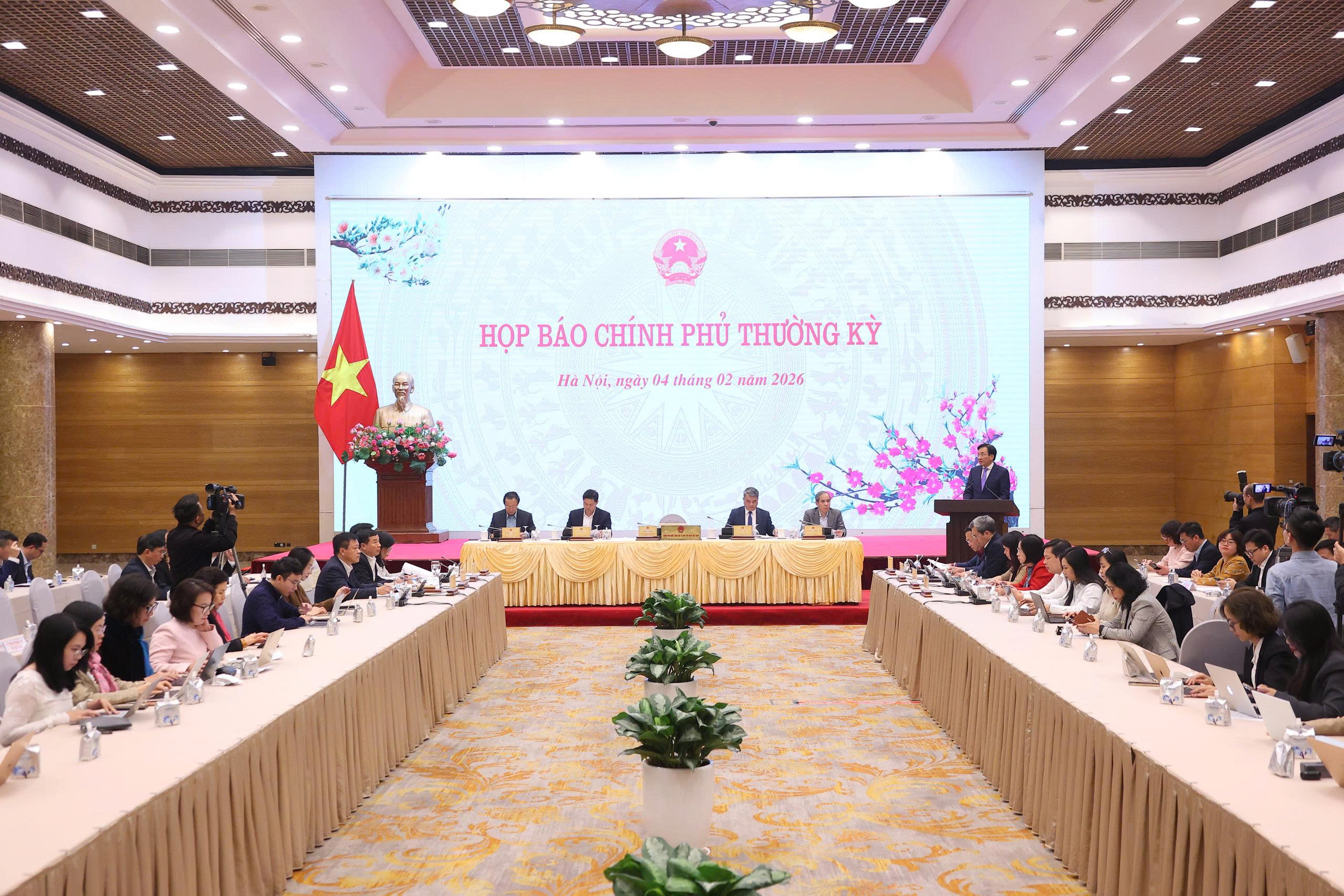 Cảnh sát giao thông tăng cường tuần tra, xử lý vi phạm trong cao điểm Tết Nguyên đán - Ảnh 2.