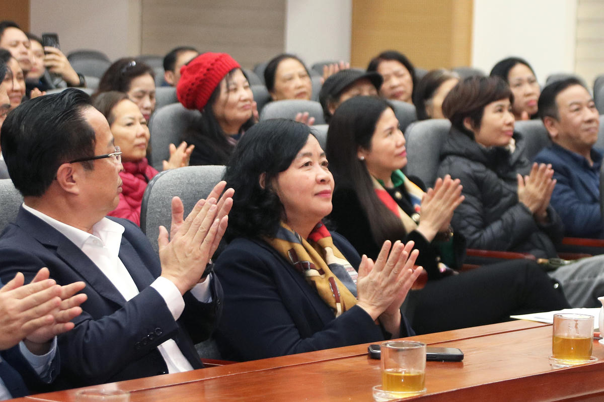 Đồng ch&iacute; B&ugrave;i Thị Minh Ho&agrave;i dự Hội nghị lấy &yacute; kiến cử tri nơi cư tr&uacute; đối với người ứng cử đại biểu Quốc hội- Ảnh 2.