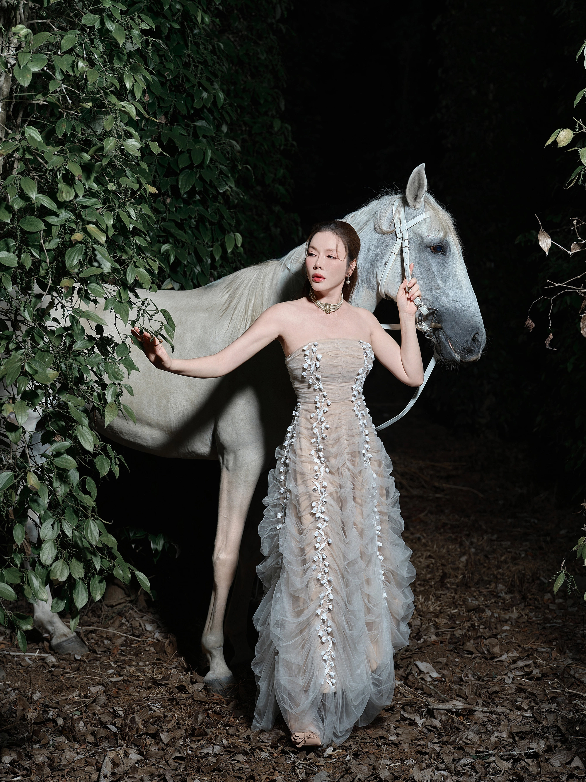 Lý Nhã Kỳ khoe nhan sắc trong bộ ảnh chụp với ngựa - Ảnh 7.
