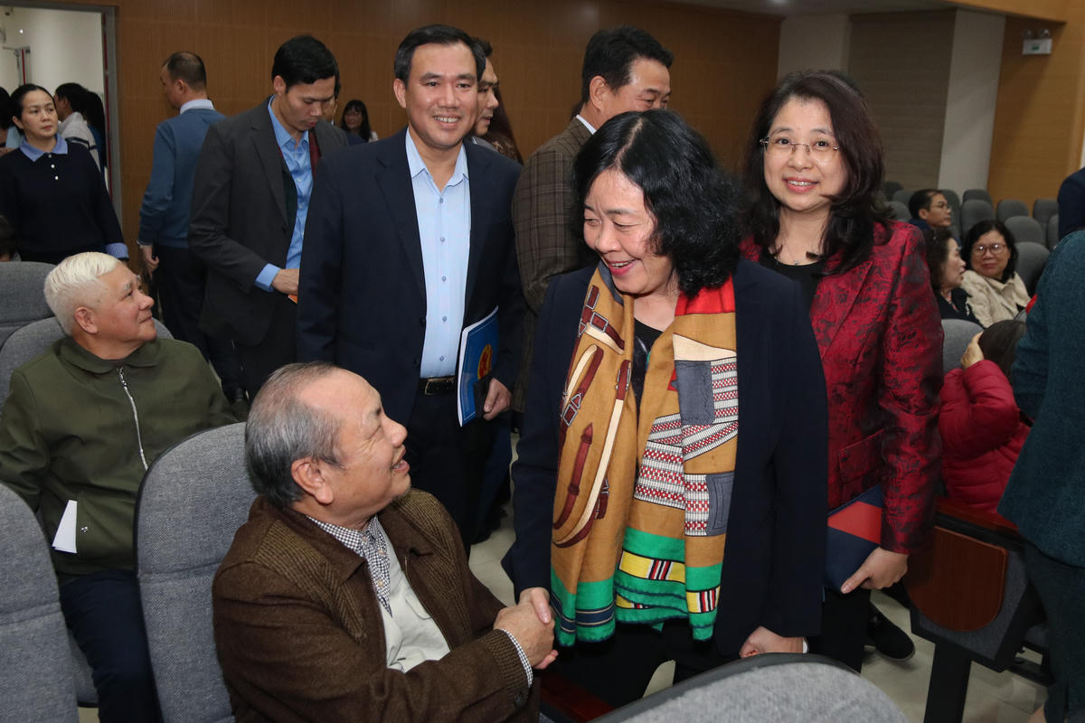 Đồng ch&iacute; B&ugrave;i Thị Minh Ho&agrave;i dự Hội nghị lấy &yacute; kiến cử tri nơi cư tr&uacute; đối với người ứng cử đại biểu Quốc hội- Ảnh 1.