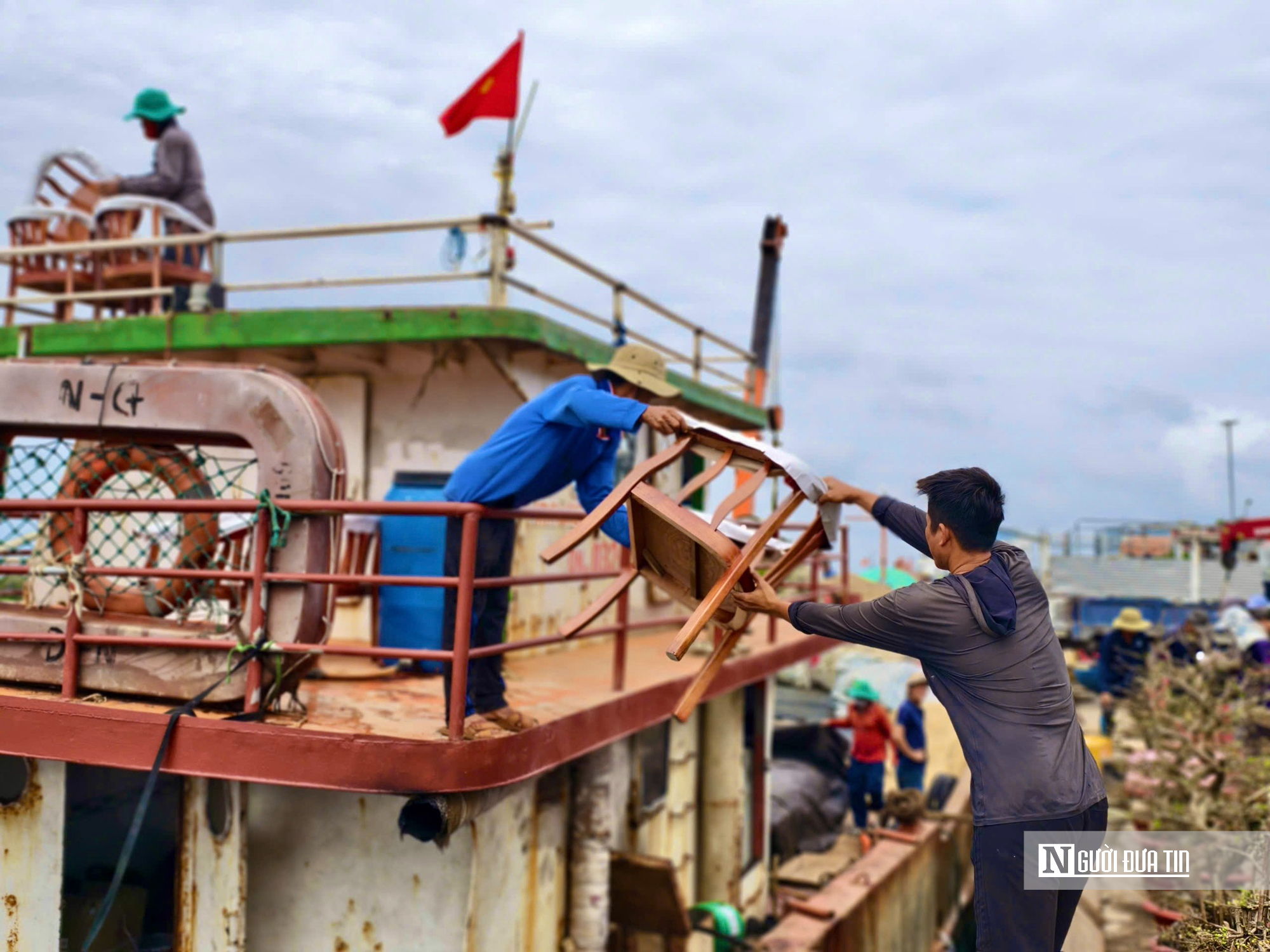 Quảng Ng&atilde;i: T&agrave;u thuyền hối hả chở Tết ra đảo tiền ti&ecirc;u L&yacute; Sơn- Ảnh 2.