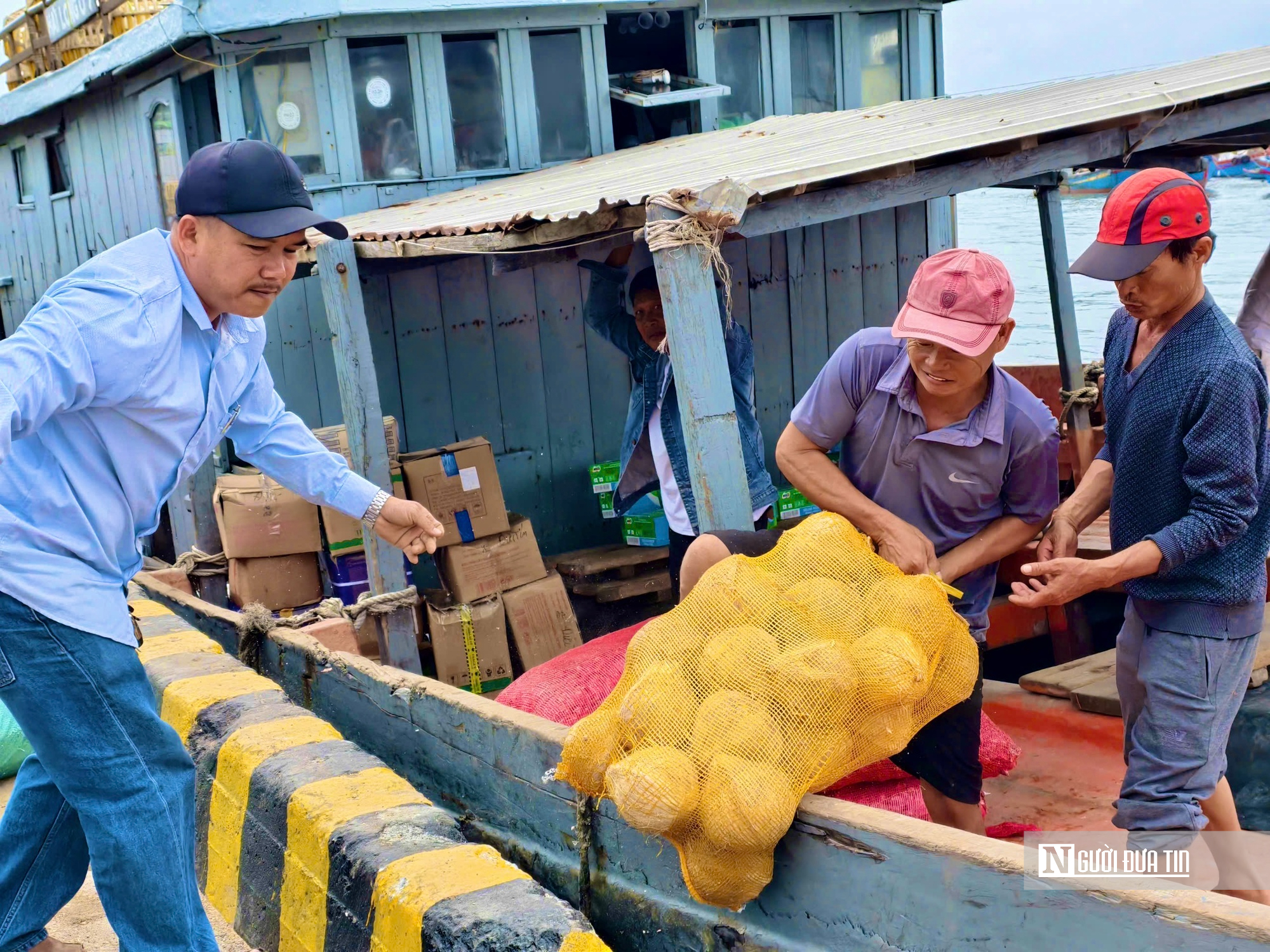 Quảng Ng&atilde;i: T&agrave;u thuyền hối hả chở Tết ra đảo tiền ti&ecirc;u L&yacute; Sơn- Ảnh 3.