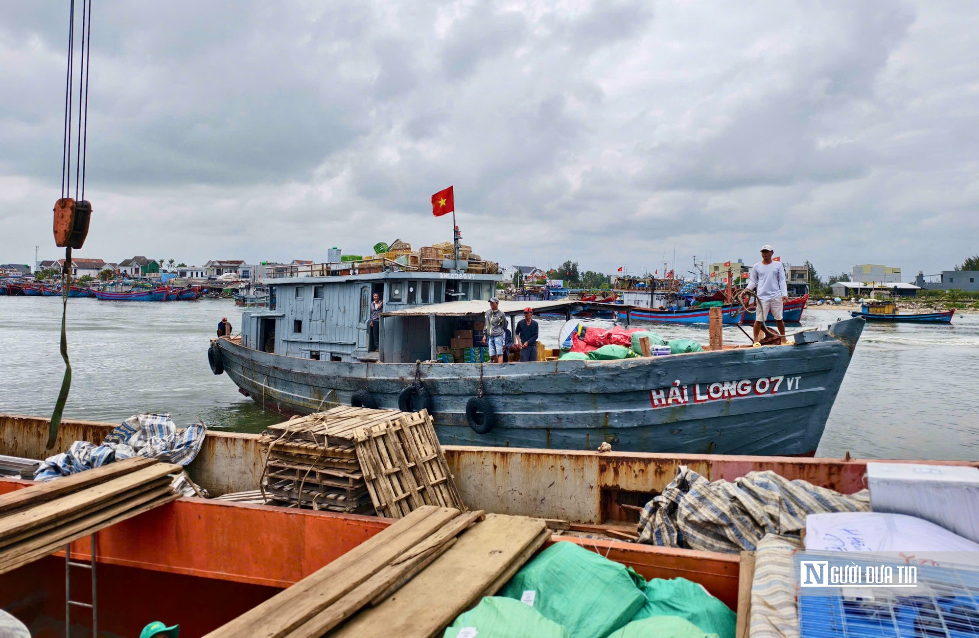 Quảng Ng&atilde;i: T&agrave;u thuyền hối hả chở Tết ra đảo tiền ti&ecirc;u L&yacute; Sơn- Ảnh 7.