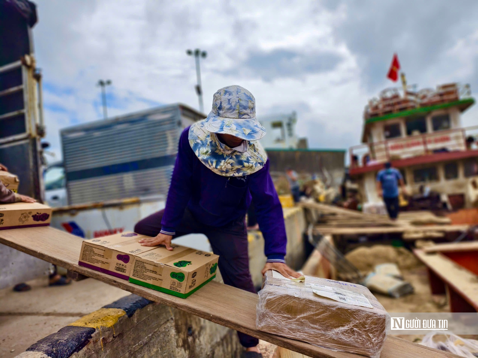 Quảng Ng&atilde;i: T&agrave;u thuyền hối hả chở Tết ra đảo tiền ti&ecirc;u L&yacute; Sơn- Ảnh 8.