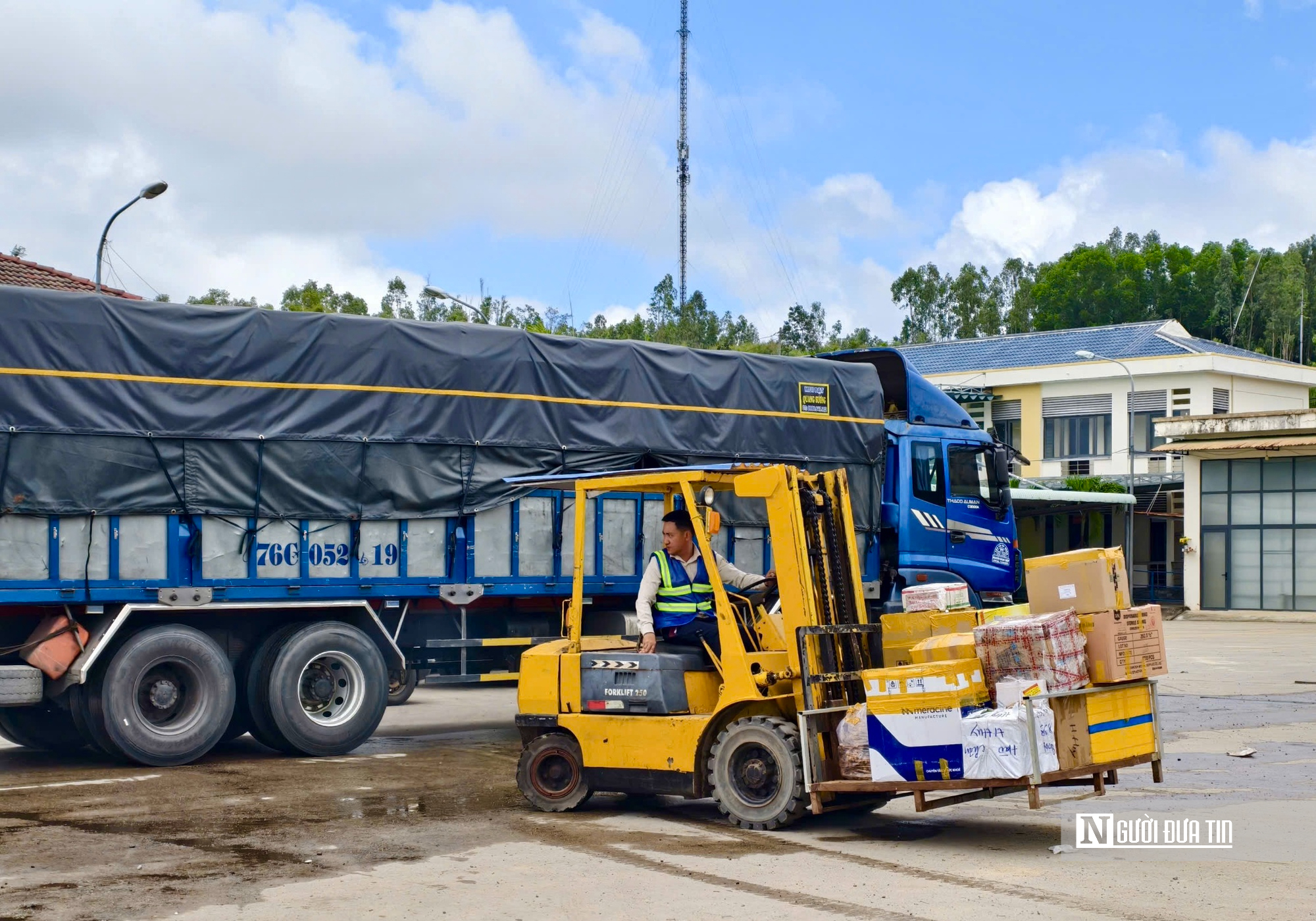 Quảng Ng&atilde;i: T&agrave;u thuyền hối hả chở Tết ra đảo tiền ti&ecirc;u L&yacute; Sơn- Ảnh 10.