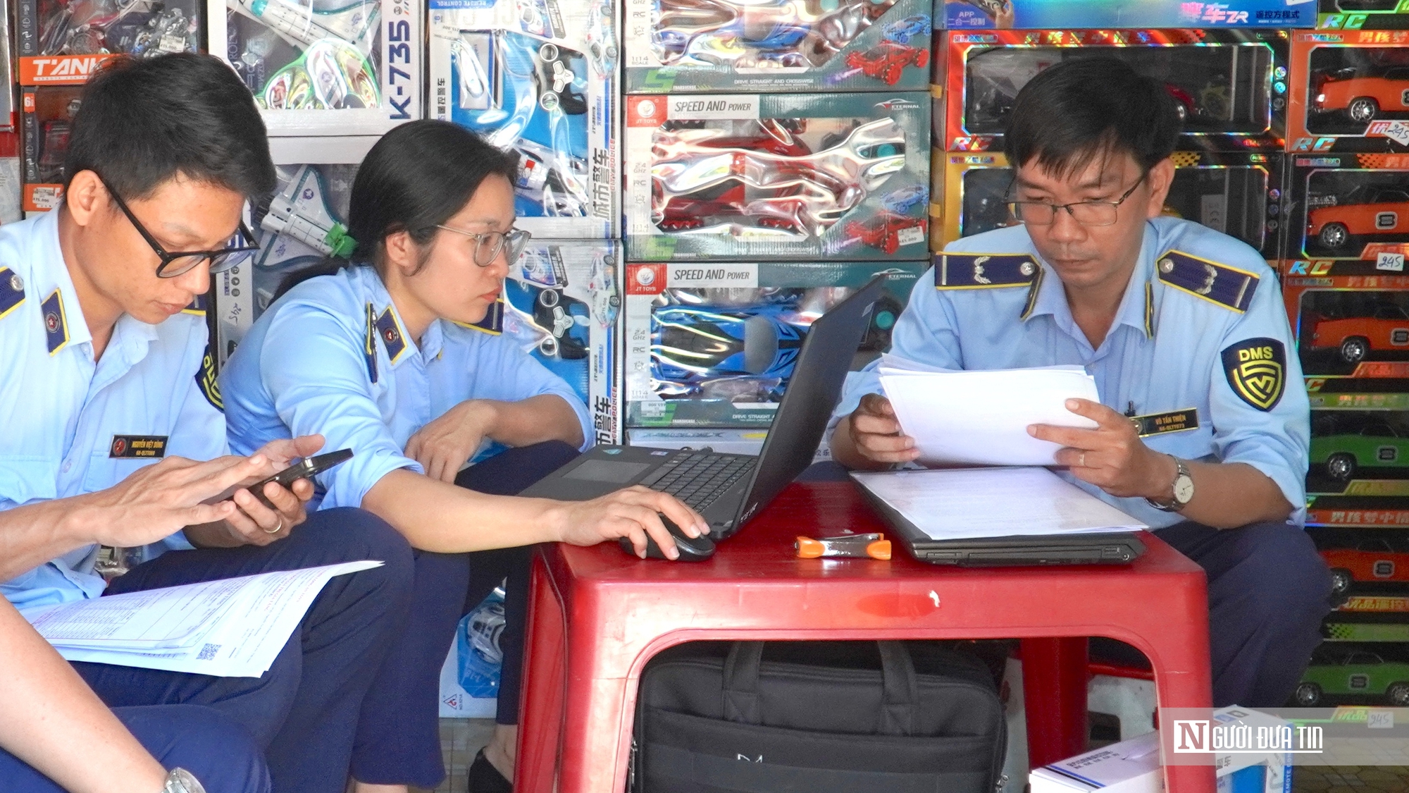 Bảo vệ thị trường du lịch dịp Tết: L&acirc;m Đồng mạnh tay với h&agrave;ng lậu, h&agrave;ng giả - Ảnh 1.