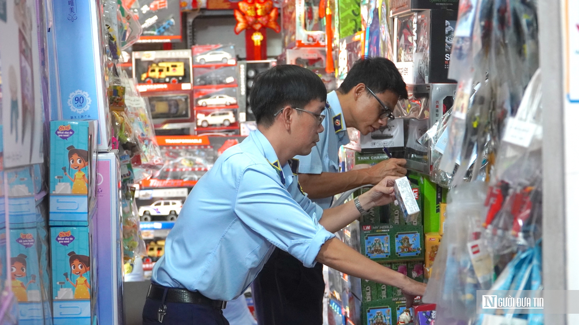 Bảo vệ thị trường du lịch dịp Tết: L&acirc;m Đồng mạnh tay với h&agrave;ng lậu, h&agrave;ng giả - Ảnh 3.