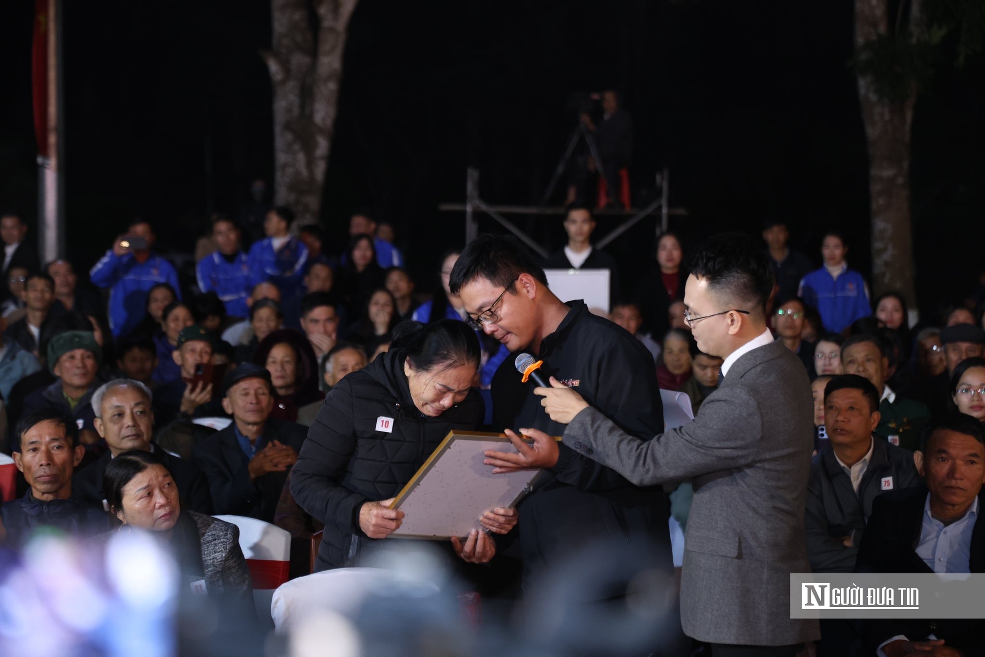 Người vợ liệt sĩ &ograve;a kh&oacute;c khi thấy lại chồng thời trẻ: &ldquo;T&ocirc;i m&atilde;n nguyện rồi&rdquo; - Ảnh 1.